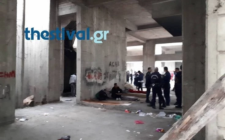 Εκκενώνεται κτίριο στην Θεσσαλονίκη με μετανάστες (βίντεο)